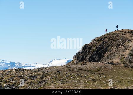 Wanderer auf dem Panorama Ridge mit einer atemberaubenden Aussicht auf die Berge. Stockfoto