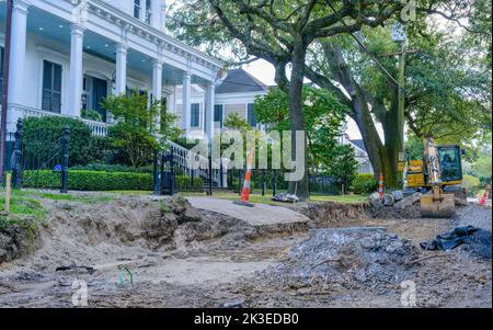 NEW ORLEANS, LA, USA - 18. SEPTEMBER 2022: Straßenreparaturfoto der Lowerline Street, das vor dem historischen Haus und unter dem Untergrund einer abgerissenen Straße zeigt Stockfoto