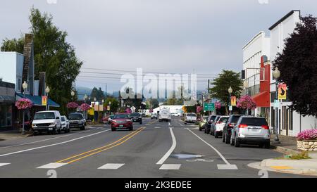 Reedsport, OR, USA - 16. September 2022; Verkehr entlang der Fir Avenue im Stadtzentrum von Reedsport Oregon Stockfoto