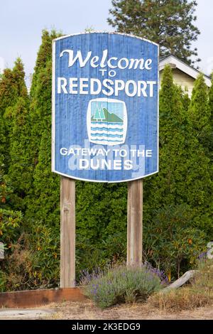 Reedsport, OR, USA - 16. September 2022; Schild für Welcome to Reedsport Gateway to the Dunes an der Küste von Oregon Stockfoto