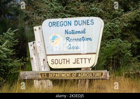 Florence, OR, USA - 16. September 2022; Oregon Dunes National Recreation Area South Jetty Schild in natürlicher Vegetation Stockfoto