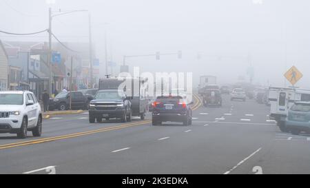 Depoe Bay, OR, USA - 15. September 2022; Foggy Morning as the Ocean Fog obsures Highway 101 as it passes through Downtown Depoe Bay Oregon Stockfoto