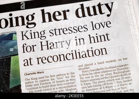 „King betont die Liebe zu Harry im Hinweis auf Versöhnung“, titelt der Artikel der Times, der König Charles III. Prinz Harry 10. September 2022 ausschneiden soll Stockfoto