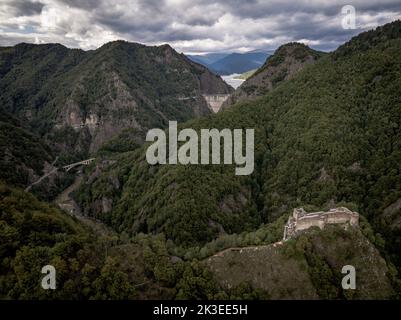 Luftaufnahme des Vidraru-Staudamms und der Zitadelle Poenari in Rumänien Stockfoto