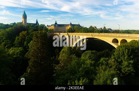 Blick auf die Adolphe-Brücke über das Petrusse-Tal in Luxemburg Stockfoto