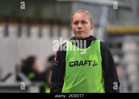 Stockholm, Schweden. 26. September 2022. Stockholm, Schweden, 26. 2022. September: Emilia Larsson (16 Hammarby) wärmt sich während des Spiels in der Schwedischen Liga OBOS Damallsvenskan am 26. 2022. September zwischen Hammarby IF und Linkoping FC bei Hammarby IP in Stockholm, Schweden auf (Peter Sonander/SPP) Quelle: SPP Sport Pressefoto. /Alamy Live News Stockfoto