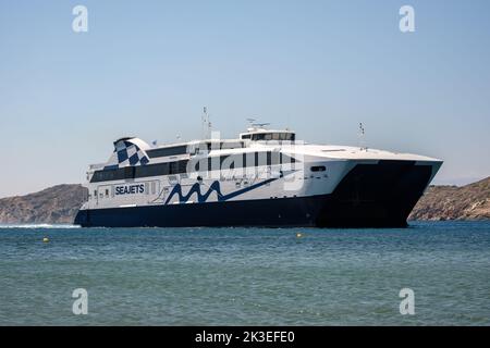 IOS, Griechenland - 12. September 2022 : Blick auf ein modernes Fährschiff, das im Hafen von iOS Griechenland ankommt Stockfoto