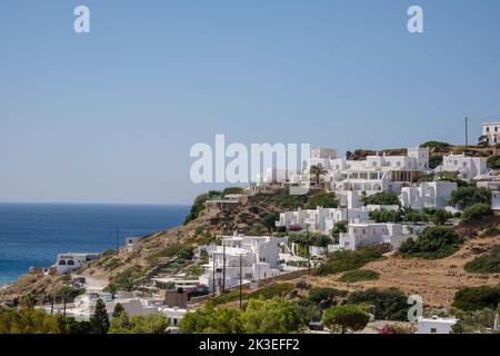 IOS, Griechenland - 11. September 2022 : Blick auf ein luxuriöses weiß getünchtes Hotel mit Balkon und die Ägäis im Hintergrund in iOS Griechenland Stockfoto