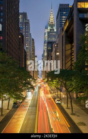 Nachtansicht der East 42. Street mit Chrysler Building, Manhattan, New York, USA Stockfoto