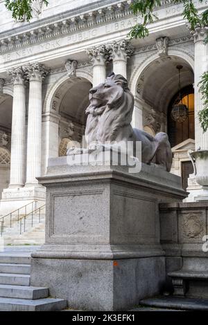 Lion Statue vor der New York Public Library, Manhattan, New York, USA Stockfoto