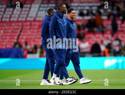 Der englische Jude Bellingham (rechts) inspiziert das Spielfeld mit seinen Teamkollegen vor dem Spiel der UEFA Nations League im Wembley Stadium, London. Bilddatum: Montag, 26. September 2022. Stockfoto