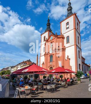 Café vor der Pfarrkirche St. Blaise, Unterm Heilig Kreuz, Altstadt, Fulda, Deutschland Stockfoto