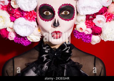 Nahaufnahme Foto von Voodoo wach tot Hexe Religion Folklore gruselig Kreatur Tod Tag Gesicht drucken Make-up Urlaub Maskerade tragen floral Kopfbedeckung Stockfoto