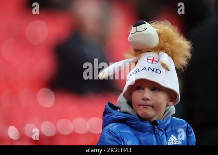 London, Großbritannien. 26. September 2022. Fußball: Nations League A, England - Deutschland, Gruppenphase, Gruppe 3, Matchday 6 im Wembley Stadium sieht ein junger England-Fan vor dem Spiel. Quelle: Christian Charisius/dpa/Alamy Live News Stockfoto