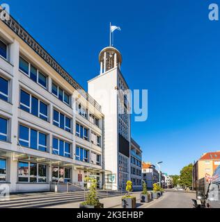 Koszalin, Polen - 10. August 2022: Renovierter Marktplatz der Altstadt von Rynek Staromiejski mit Rathaus Ratusz im historischen Altstadtviertel von Koszalin Stockfoto