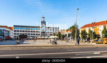 Koszalin, Polen - 10. August 2022: Renovierter Marktplatz der Altstadt von Rynek Staromiejski mit Rathaus Ratusz im historischen Altstadtviertel von Koszalin Stockfoto