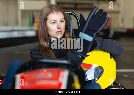Porträt einer Sportlerin mit Helm Stockfoto