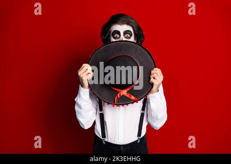 Porträt seines er nobel imposanten verblüfften verängstigten Kerl Gentleman Fremder versteckt Gesicht hinter sombrero gruseligen Karneval isoliert hell Lebhaft Stockfoto