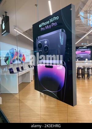 Oviedo, Spanien - 17. September 2022: Werbeplakat in einem App Store zur Ankündigung des iPhone 14 Pro. Stockfoto