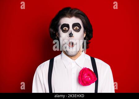 Nahaufnahme Porträt von seinem er hübsch schön wunderte sich Brunet erstaunt Kerl trägt eleganten Look böse diabolische dämonische Make-up Santa Muerte Isoliert über Stockfoto