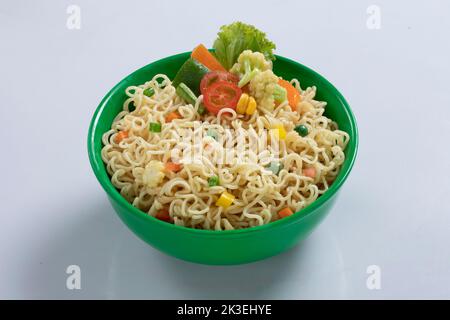 Flugzeug, Huhn, Ei, Rindfleisch, Garnelen Instant Noddle isoliert auf weißem Hintergrund für Design oder Verpackung Stockfoto