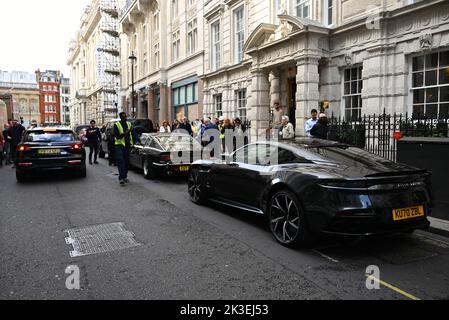 Bond Cars kommen vor Christies überraschenden Menschenmassen an. Sie werden verkauft, um Geld für Wohltätigkeitsorganisationen zu sammeln. Der Aston Martin V* hat eine Schätzung von £500,000 bis 700,000 £ und wird zum Wohle des UNHCR verkauft. 007 60. Jahrestag Verteidiger 110 V8 Bond Edition hat eine Schätzung von £200,000-£300,000 der Verkauf wird Tusk profitieren , und der Aston Martin DBS Superleggera hat eine Schätzung von 3300,000-£400,000 und wird verkauft werden, um der Royal Foundation of the Prince of Wales zu profitieren . Der Online-Verkauf begann am 15. September und wird bis zum James Bond Day am 5. Oktober 2022 stattfinden. Stockfoto