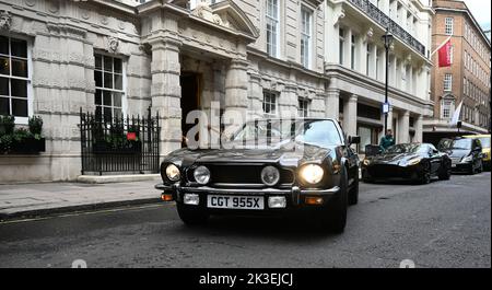 Bond Cars kommen vor Christies überraschenden Menschenmassen an. Sie werden verkauft, um Geld für Wohltätigkeitsorganisationen zu sammeln. Der Aston Martin V* hat eine Schätzung von £500,000 bis 700,000 £ und wird zum Wohle des UNHCR verkauft. 007 60. Jahrestag Verteidiger 110 V8 Bond Edition hat eine Schätzung von £200,000-£300,000 der Verkauf wird Tusk profitieren , und der Aston Martin DBS Superleggera hat eine Schätzung von 3300,000-£400,000 und wird verkauft werden, um der Royal Foundation of the Prince of Wales zu profitieren . Der Online-Verkauf begann am 15. September und wird bis zum James Bond Day am 5. Oktober 2022 stattfinden. Stockfoto