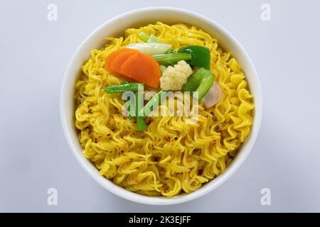 Flugzeug, Huhn, Ei, Rindfleisch, Garnelen Instant Noddle isoliert auf weißem Hintergrund für Design oder Verpackung Stockfoto