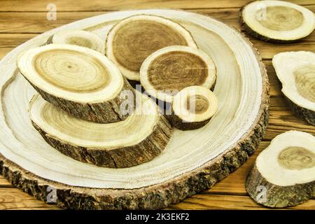 Verschiedene natürliche handwerkliche Holzscheiben Stockfoto