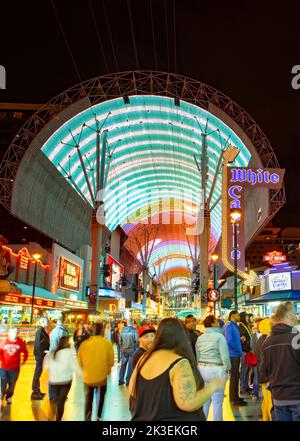 Las Vegas, USA - 9. März 2019: Fremont Street mit vielen Neonlichtern und Touristen in der Innenstadt von Las Vegas. Es war die erste asphaltierte Straße in Las Vegas Stockfoto