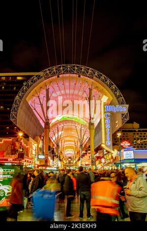 Las Vegas, USA - 9. März 2019: Fremont Street mit vielen Neonlichtern und Touristen in der Innenstadt von Las Vegas. Es war die erste asphaltierte Straße in Las Vegas Stockfoto