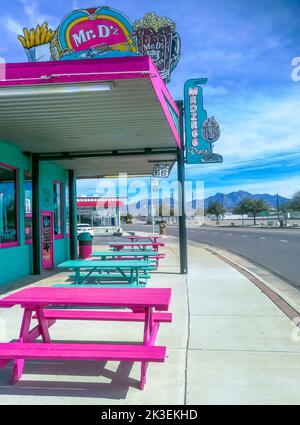 Kingman, USA - 9. März 2019: Mr. D'z Diner ist ein Wahrzeichen an der Route 66 in Kingman. Stockfoto