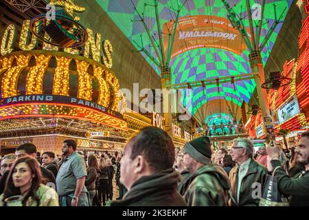 Las Vegas, USA - 9. März 2019: Fremont Street mit vielen Neonlichtern und Touristen in der Innenstadt von Las Vegas. Es war die erste asphaltierte Straße in Las Vegas Stockfoto