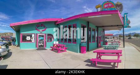 Kingman, USA - 9. März 2019: Mr. D'z Diner ist ein Wahrzeichen an der Route 66 in Kingman. Stockfoto