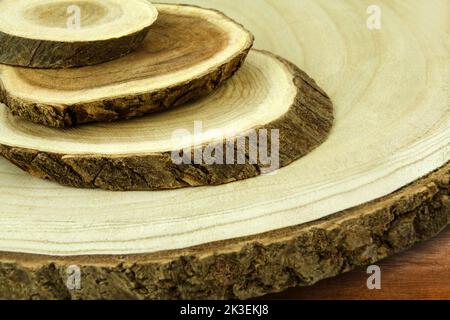 Verschiedene natürliche handwerkliche Holzscheiben Stockfoto