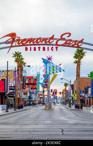 Las Vegas, USA - 10. März 2019: Eingangsschild des Fremont East Bezirks mit Neonskulpturen im frühen Morgenlicht im alten Teil von Las Vegas, USA. Stockfoto