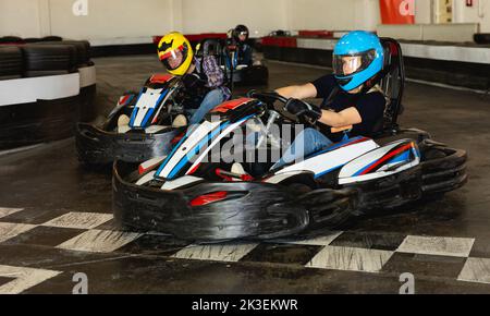 Menschen, die Go-Kart-Autos fahren Stockfoto