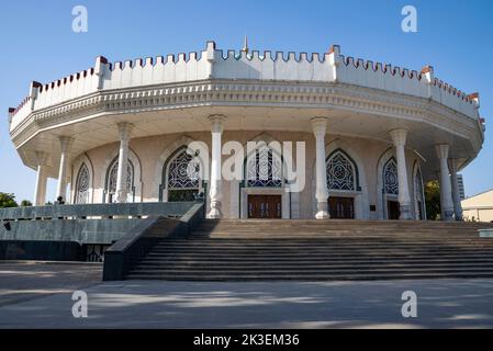 TASCHKENT, USBEKISTAN - 15. SEPTEMBER 2022: Das Gebäude des Amir Timur Museums (Timurid Museum) aus nächster Nähe. Taschkent, Usbekistan Stockfoto