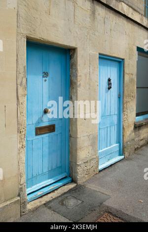 Rund um Chippenham, eine beliebte Stadt in wiltshire, Großbritannien. Zwei blaue Türen Stockfoto