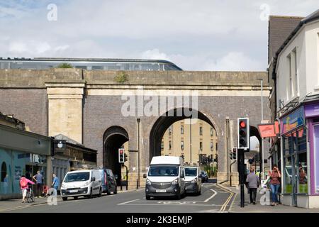 Rund um Chippenham, eine beliebte Stadt in wiltshire, Großbritannien. Der Intercity-Zug fährt über die Bögen von Brunel Stockfoto