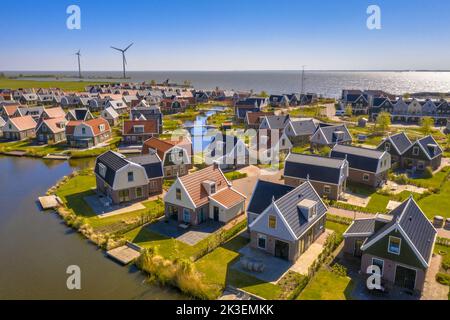 Luftaufnahme des Resorts Poort van Amsterdam ist durch seine einzigartige Lage gekennzeichnet. Mit traditionellen Stil Chalets und das sanft fließende Wasser der Stockfoto