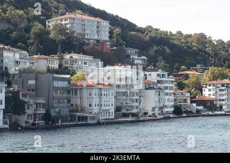 Blick auf die Gebäude des Bosporus im Stadtteil Rumeli Hisari auf der europäischen Seite in Istanbul. Es ist ein sonniger Sommertag. Wunderschöne Reiseszene. Stockfoto