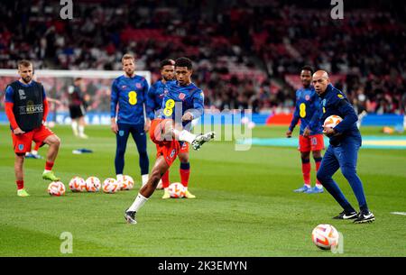 Der englische Jude Bellingham erwärmt sich auf dem Spielfeld vor dem Spiel der UEFA Nations League im Wembley Stadium, London. Bilddatum: Montag, 26. September 2022. Stockfoto