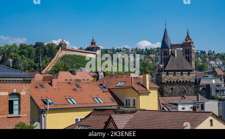 Blick auf die historische Stadtmauer, die St. Dionysius-Kirche (Stadtkirche St. Dionys) und die Burgwachtstation (Hochwacht) und den Dickturm (Dicker Turm) in Essl Stockfoto