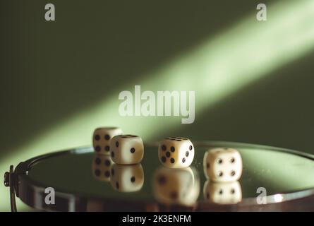 Würfelspiel auf Glas mit Reflexionen darin. Stockfoto