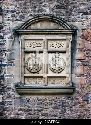 Geschnitzte, datierte Inschrift an der Wand mit Bau- und Restaurierungsdaten, Writer's Museum, Makar's Court, Edinburgh, Schottland, VEREINIGTES KÖNIGREICH Stockfoto