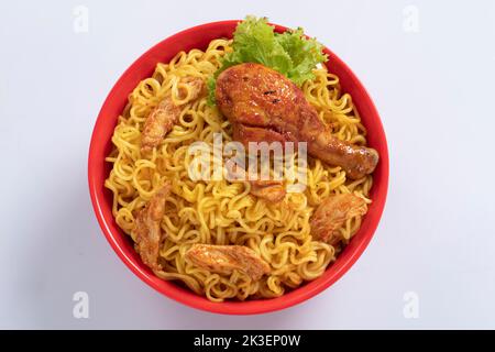 Flugzeug, Huhn, Ei, Rindfleisch, Garnelen Instant Noddle isoliert auf weißem Hintergrund für Design oder Verpackung Stockfoto