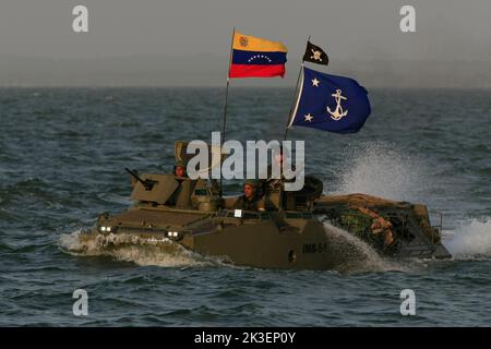 Maracaibo-Venezuela-24-07-2013. Ein amphibisches Fahrzeug, das von Offizieren der venezolanischen Marine besetzt ist, überquert den See von Maracaibo. © JOSE ISAAC BULA URRUTIA. Stockfoto