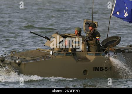 Maracaibo-Venezuela-24-07-2013. Ein amphibisches Fahrzeug, das von Offizieren der venezolanischen Marine besetzt ist, überquert den See von Maracaibo. © JOSE ISAAC BULA URRUTIA. Stockfoto