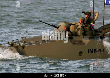 Maracaibo-Venezuela-24-07-2013. Ein amphibisches Fahrzeug, das von Offizieren der venezolanischen Marine besetzt ist, überquert den See von Maracaibo. © JOSE ISAAC BULA URRUTIA, Stockfoto